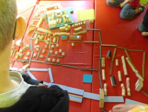 Les ateliers permettent aux jeunes d'expérimenter par eux-même (ici, Sombernon avec la maquette de l'atelier "Evolution de la ville") CC BY PAH Auxois