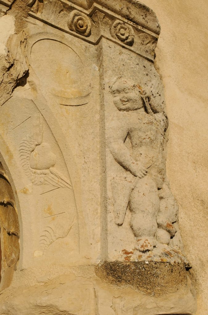 Détail d'un encadrement de porte au château de Chailly lors des journées européennes du patrimoine en Auxois Morvan