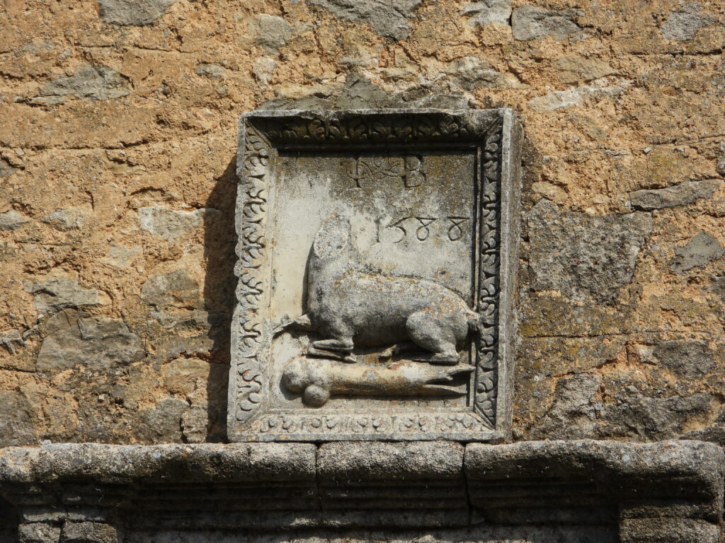 Photographie d'une gravure d'armoirie parlante à Châteauneuf