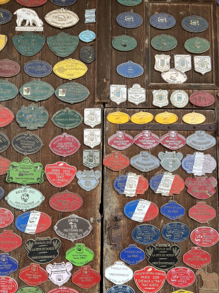 Photographie de plaques de concours équins et bovins à Posanges