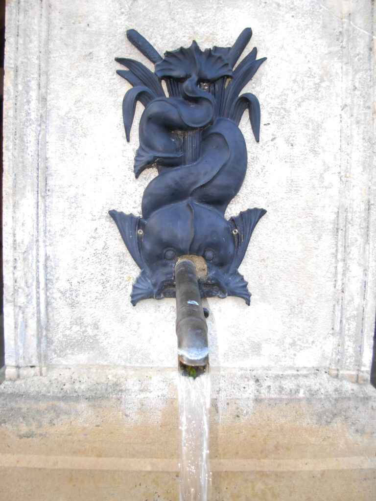 Photographie d'une fontaine décorée d'une vouivre à Salmaise
